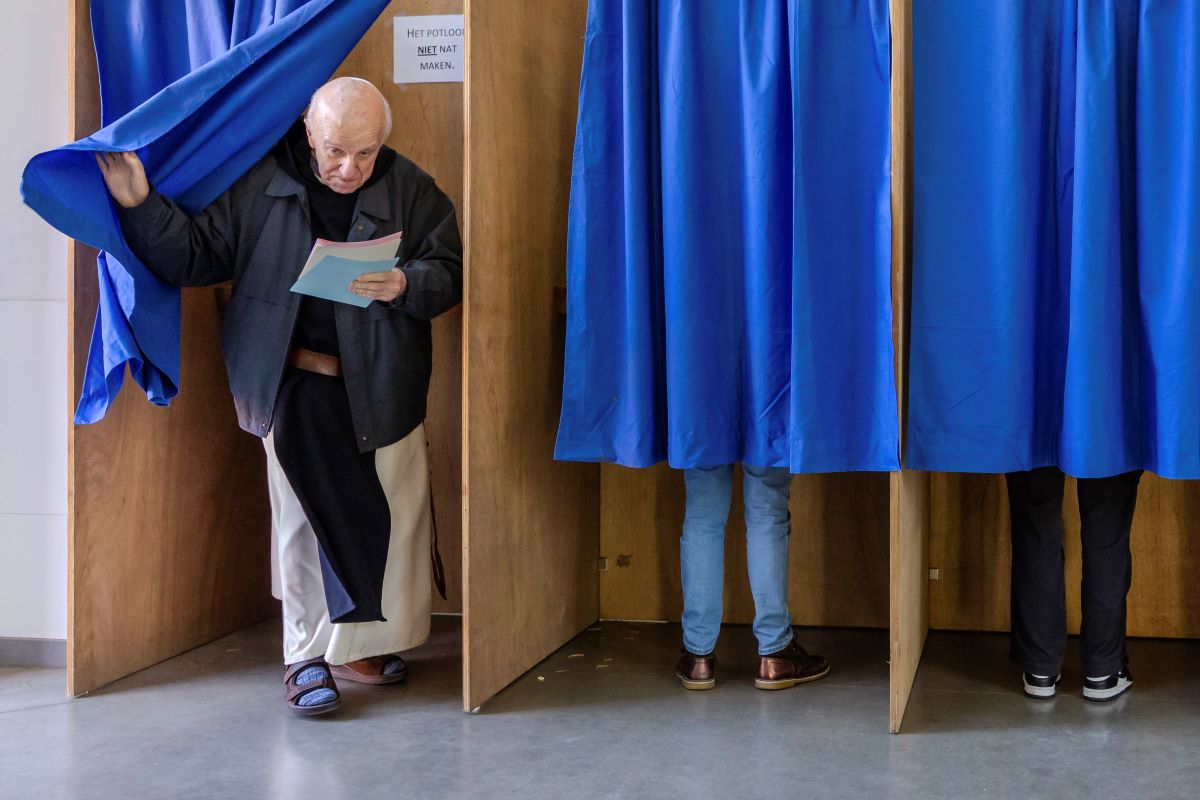 Гражданите на Белгия гласуват на избори 3 в 1 –