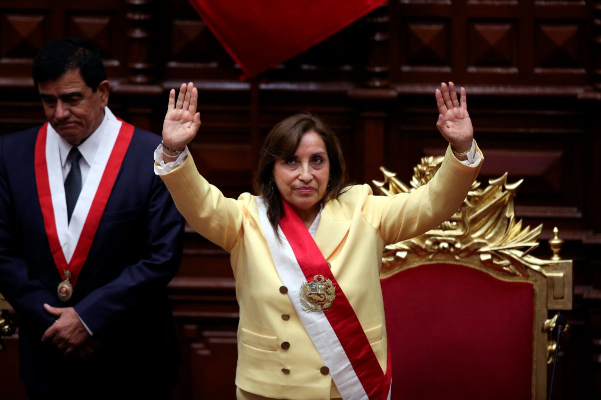 Дина Болуарте стана първата жена президент на Перу, след като